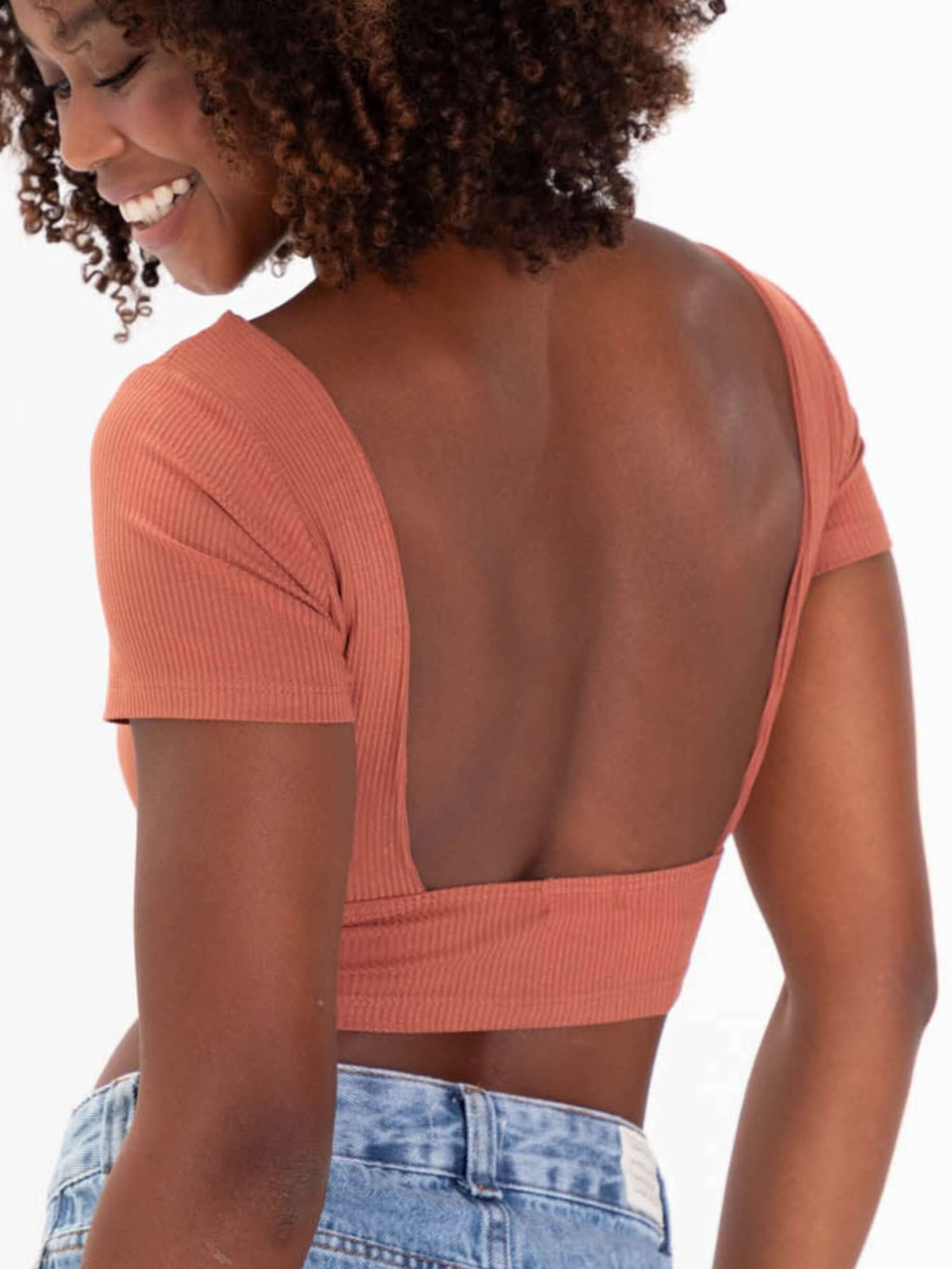 Top Ray Marron da Greenish, blusa leve com decote quadrado nas costas e tecido duplo, ideal para um look moderno.