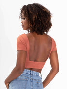 Top Ray Marron da Greenish, blusa leve com decote nas costas, estilo moderno e confortável.