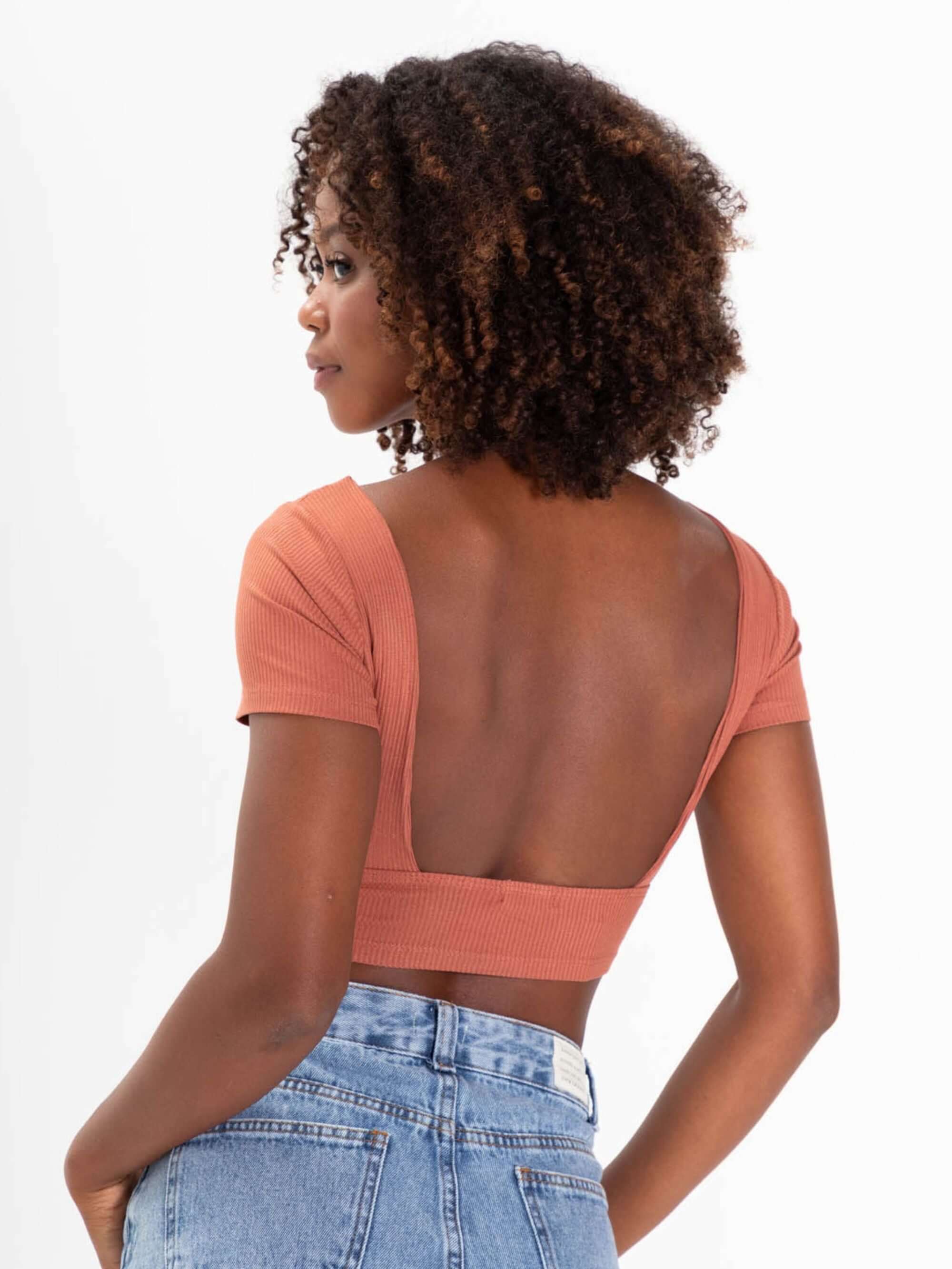 Top Ray Marron da Greenish, blusa leve com decote nas costas, estilo moderno e confortável.