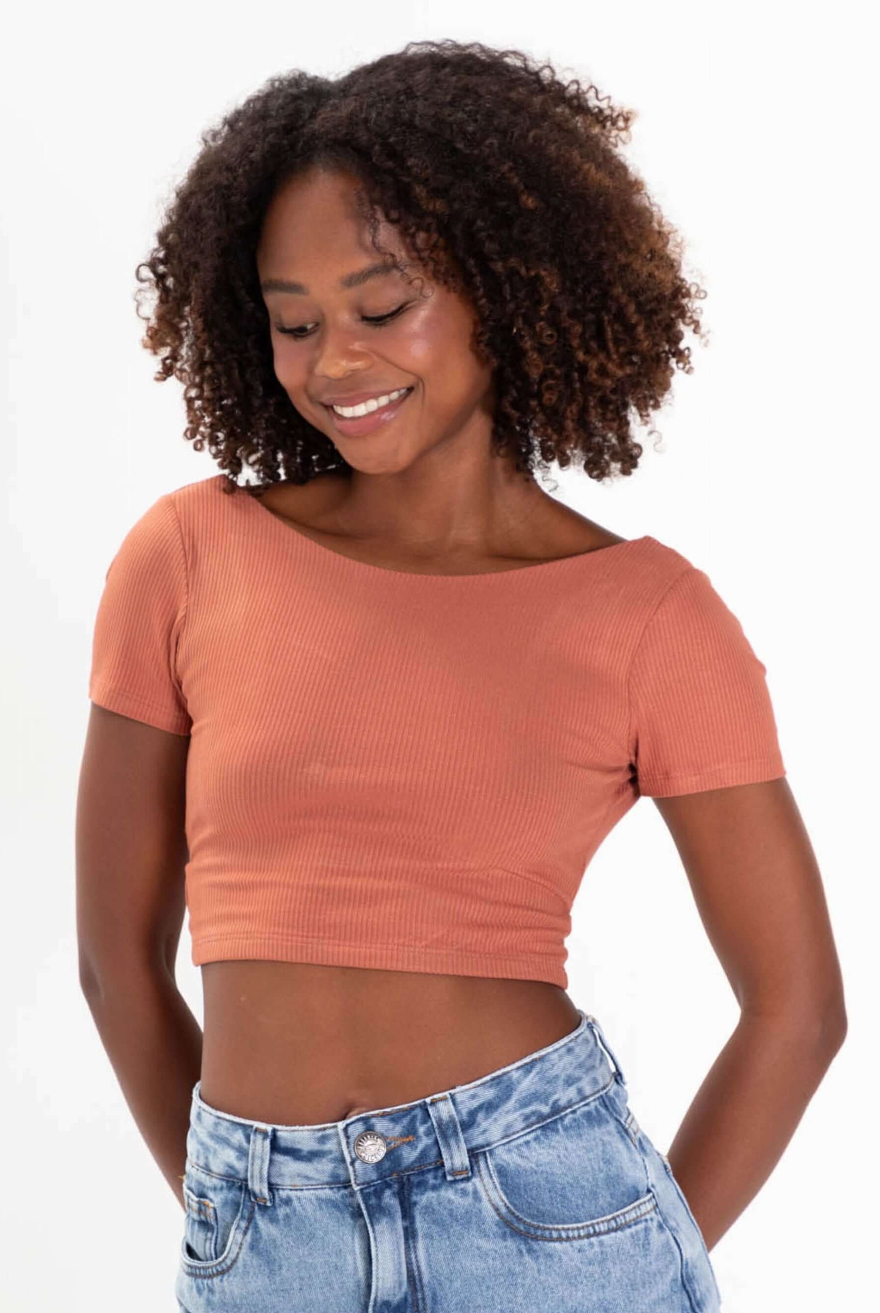 Top Ray Marron da marca Greenish, blusa cropped moderna em viscose, com decote arredondado e quadrado nas costas.