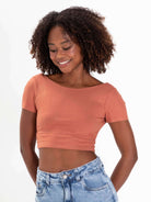 Top Ray Marron da marca Greenish, blusa cropped moderna em viscose, com decote arredondado e quadrado nas costas.