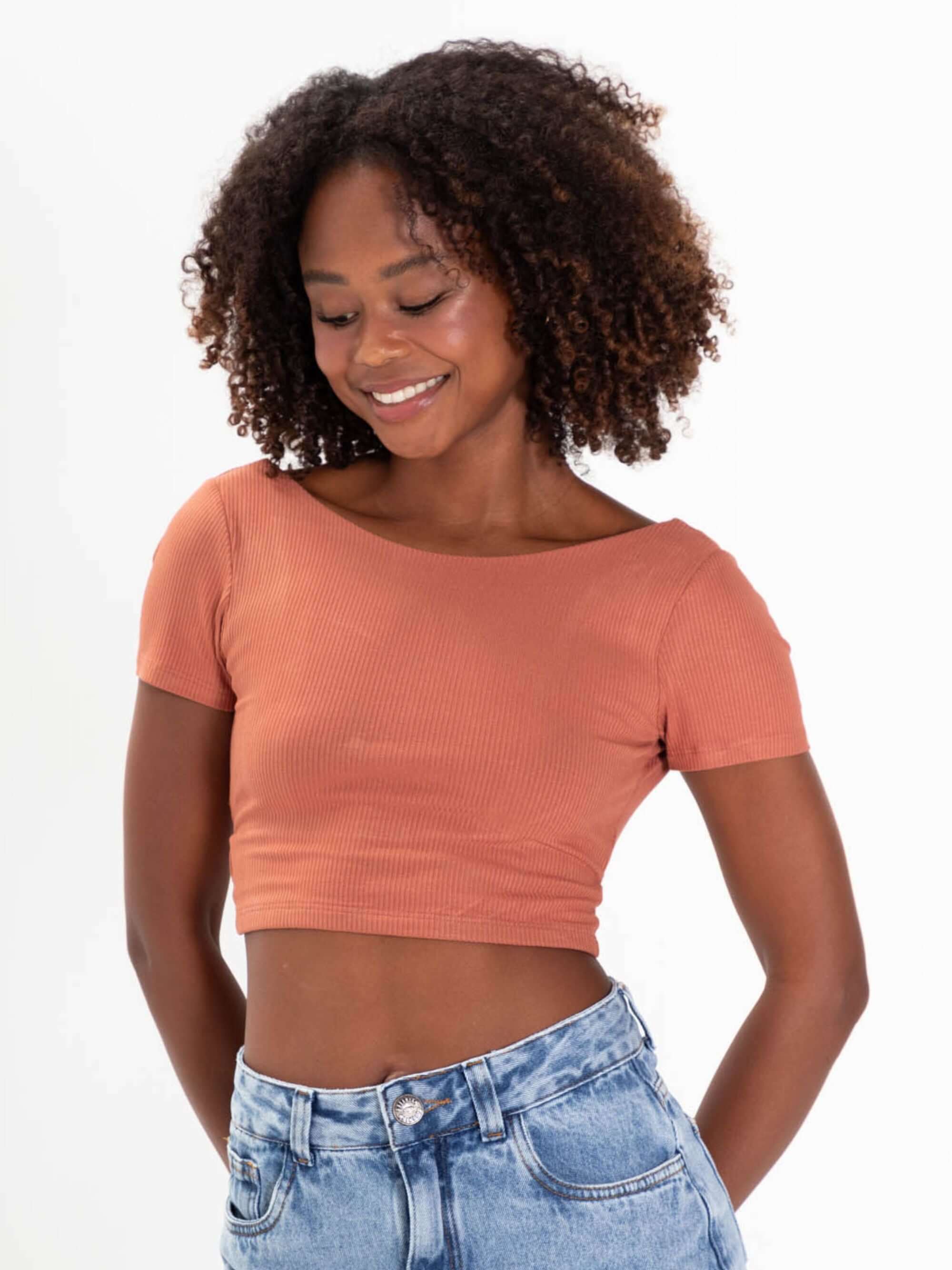 Top Ray Marron da marca Greenish, blusa cropped moderna em viscose, com decote arredondado e quadrado nas costas.