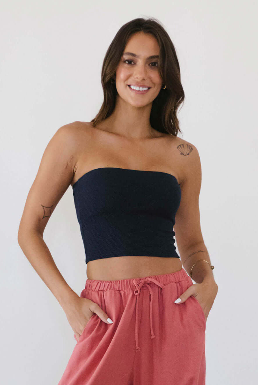 Top Reto Valerie azul marinho da Greenish, modelo minimalista e versátil, com corpo ajustado e sem alças.
