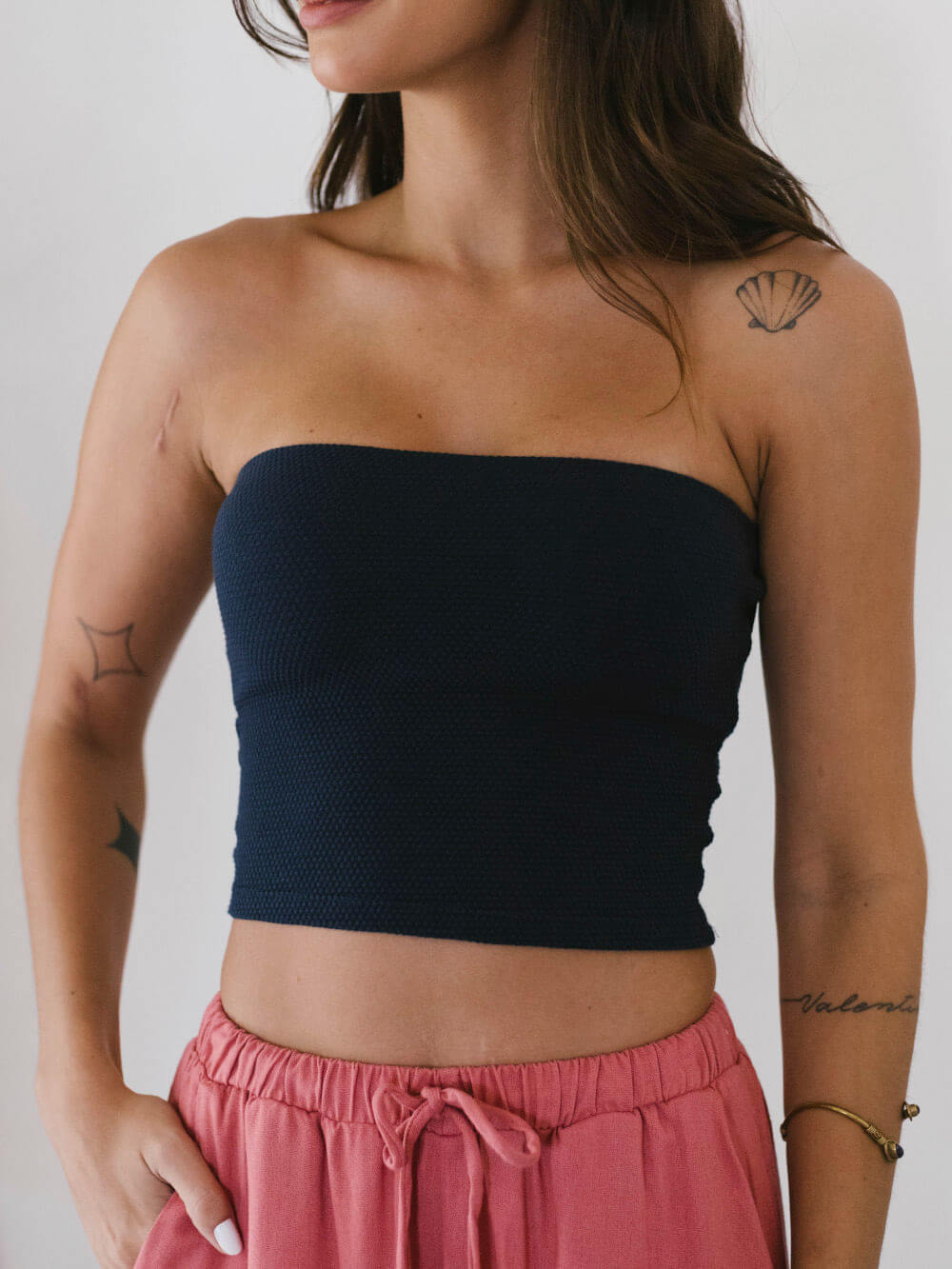 Top Reto Valerie em azul marinho da Greenish, modelo sem alças, perfeito para looks despojados.