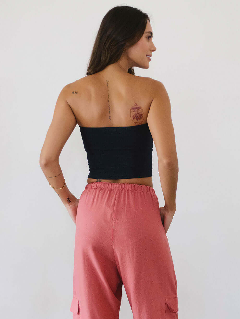 Top Reto Valerie da Greenish, azul marinho, versátil e minimalista, ideal para looks despojados.