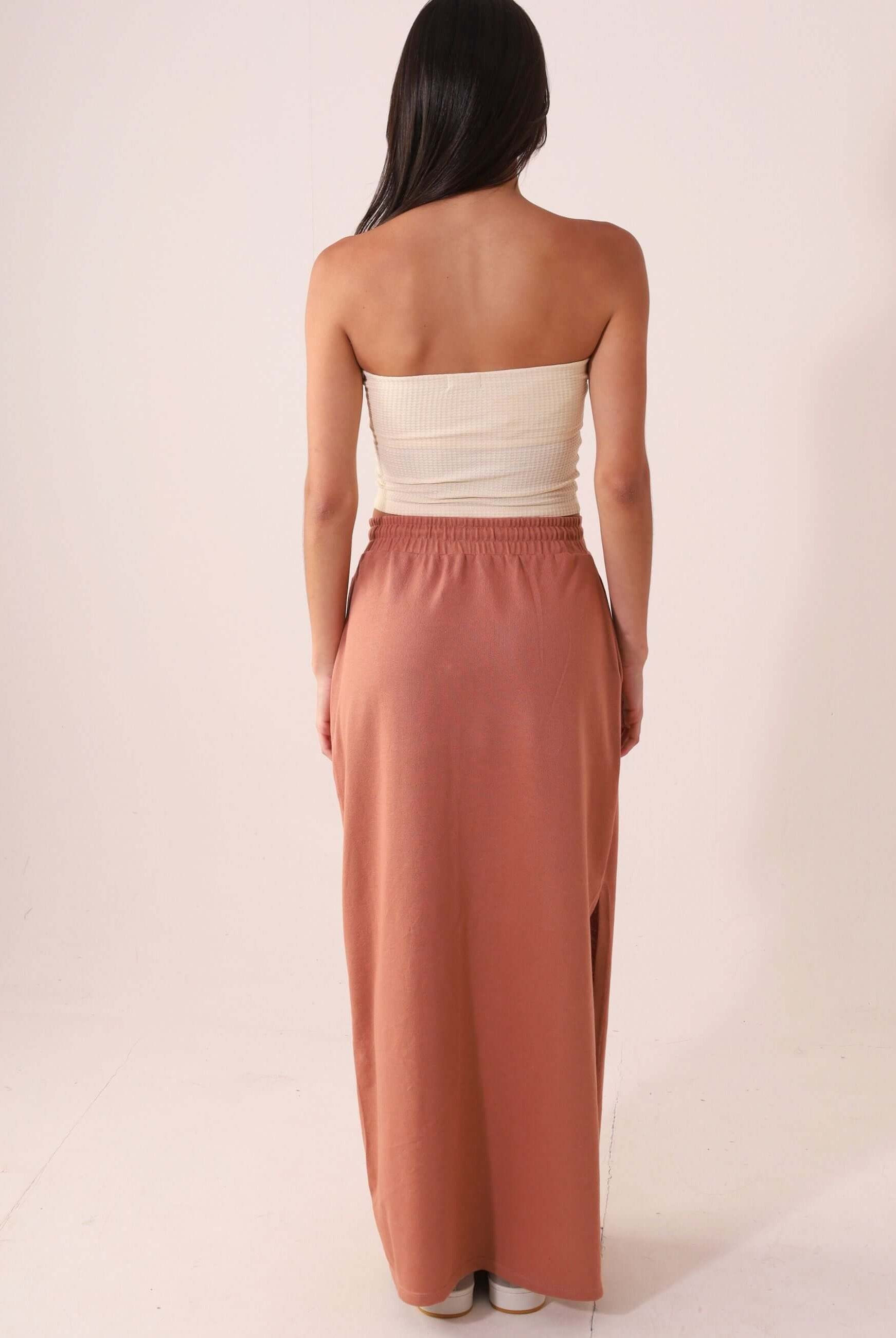 Modelo vestindo o TOP RETO VALERIE - OFF WHITE da marca Greenish, estiloso e minimalista, com ajuste perfeito ao corpo.