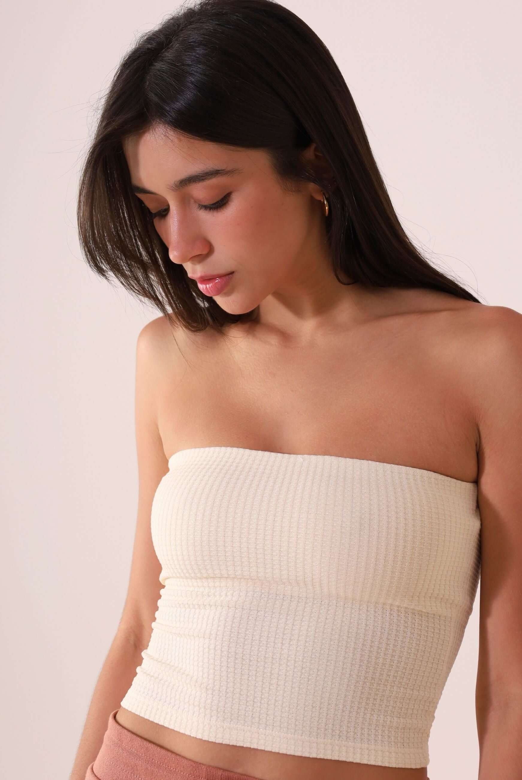 Modelo vestindo TOP RETO VALERIE - OFF WHITE da marca Greenish. Top versátil e minimalista em algodão sustentável, ideal para looks despojados.