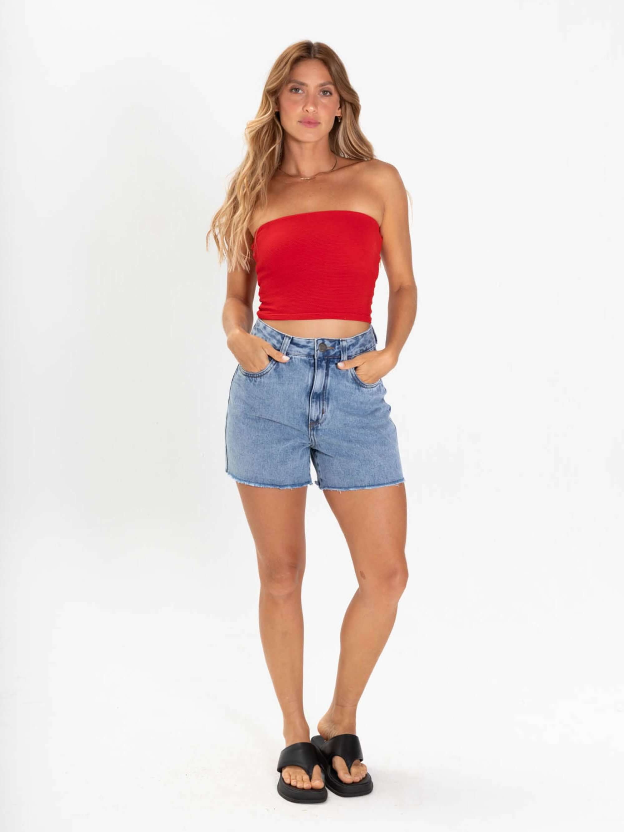 Top Reto Valerie Vermelho da Greenish, perfeito para looks minimalistas e descontraídos, com ajuste confortável.