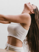 Modelo usando o top tricot Issy bege da Greenish, apresentando tecido texturizado e estilo cropped.