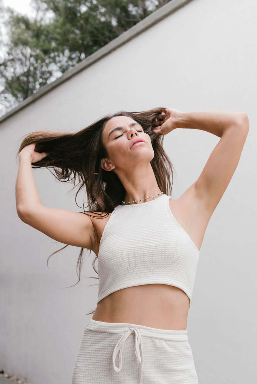 Top tricot Issy da Greenish, cropped off-white com tecido texturizado, ideal para um look versátil e prático.