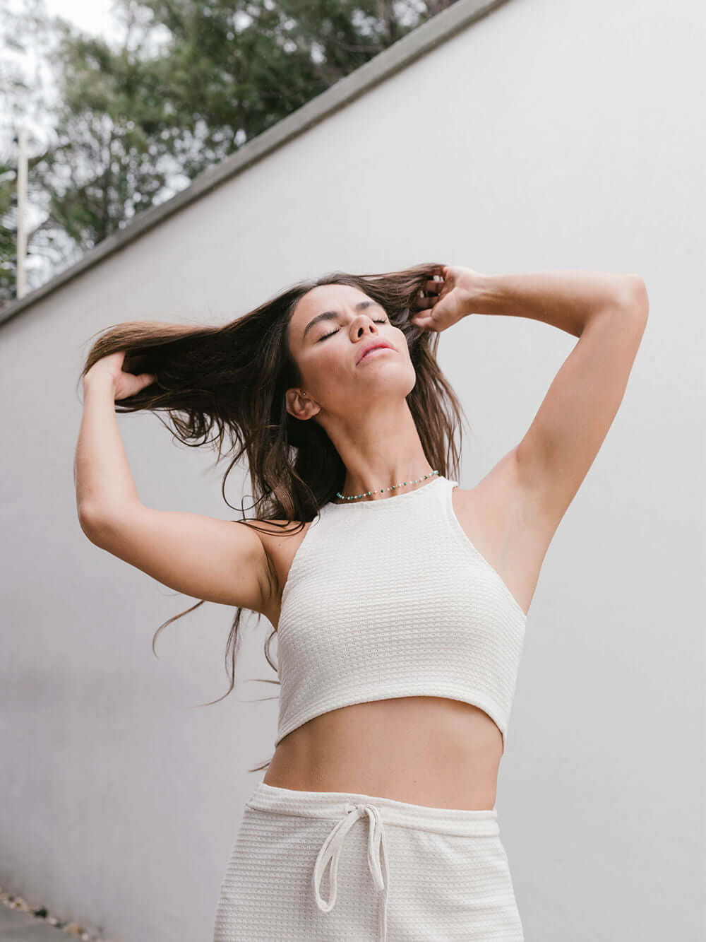 Top tricot Issy da Greenish, cropped off-white com tecido texturizado, ideal para um look versátil e prático.