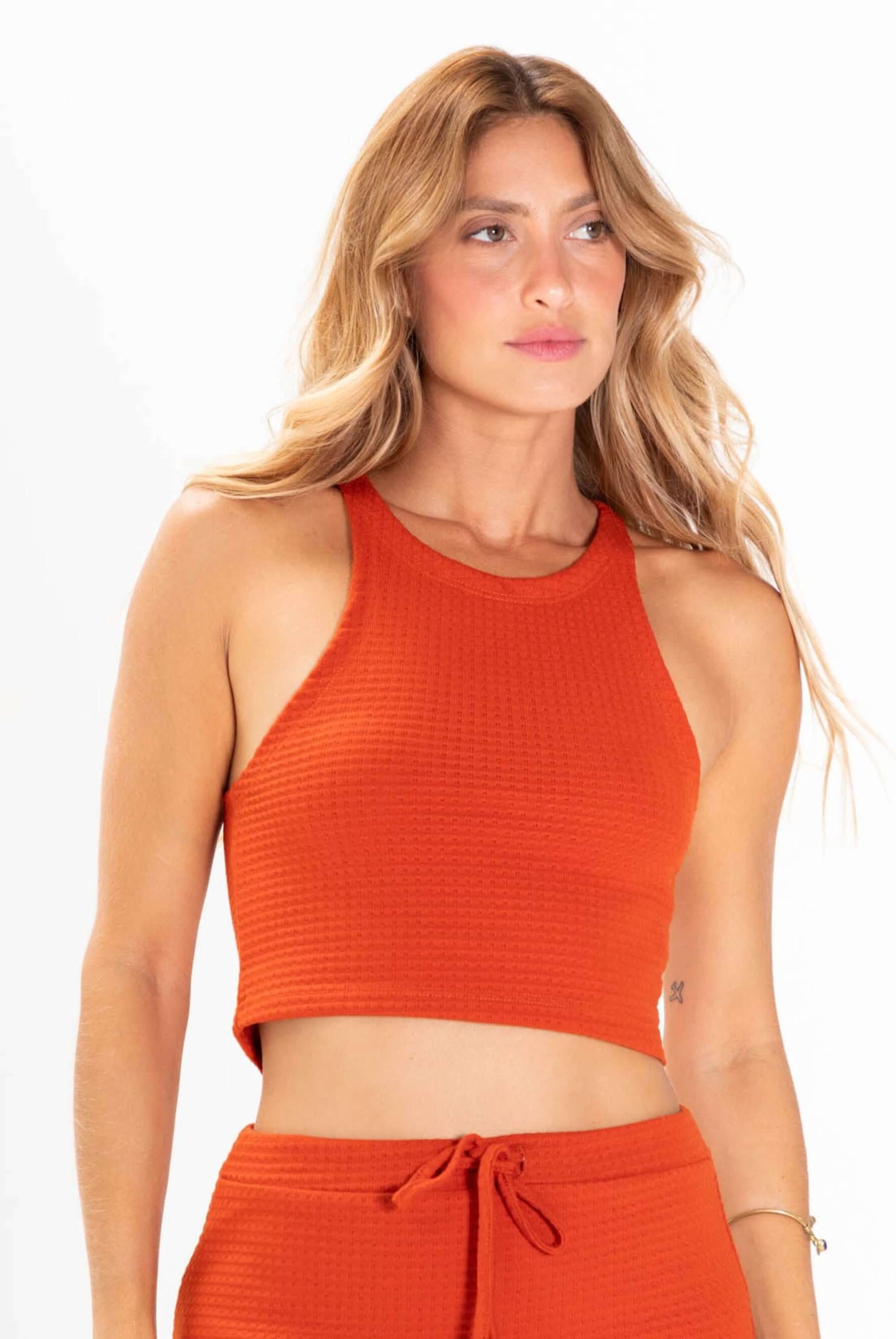 Top tricot cropped laranja com tecido texturizado, da marca Greenish, perfeito para looks versáteis e modernos.