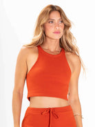 Top tricot cropped laranja com tecido texturizado, da marca Greenish, perfeito para looks versáteis e modernos.