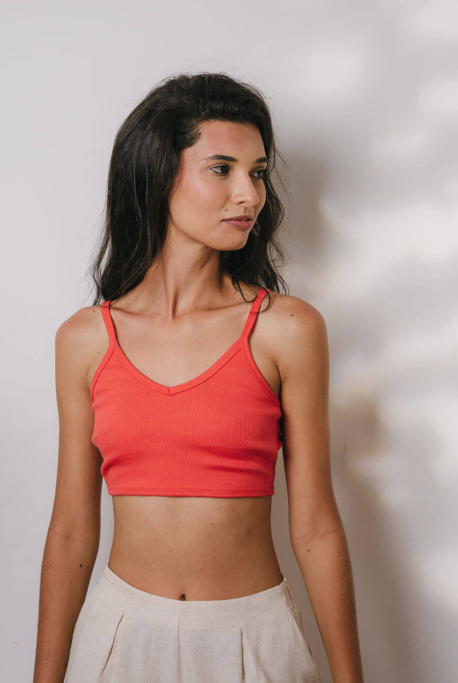 Top Urban Laranja: blusa cropped de malha canelada, confortável e versátil, ideal para looks modernos. Marca Greenish.