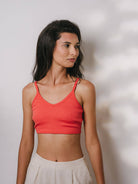 Top Urban Laranja: blusa cropped de malha canelada, confortável e versátil, ideal para looks modernos. Marca Greenish.