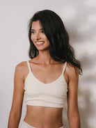 Top Urban off-white cropped top feminino, prático e confortável, da marca Greenish. Ideal para looks despojados.