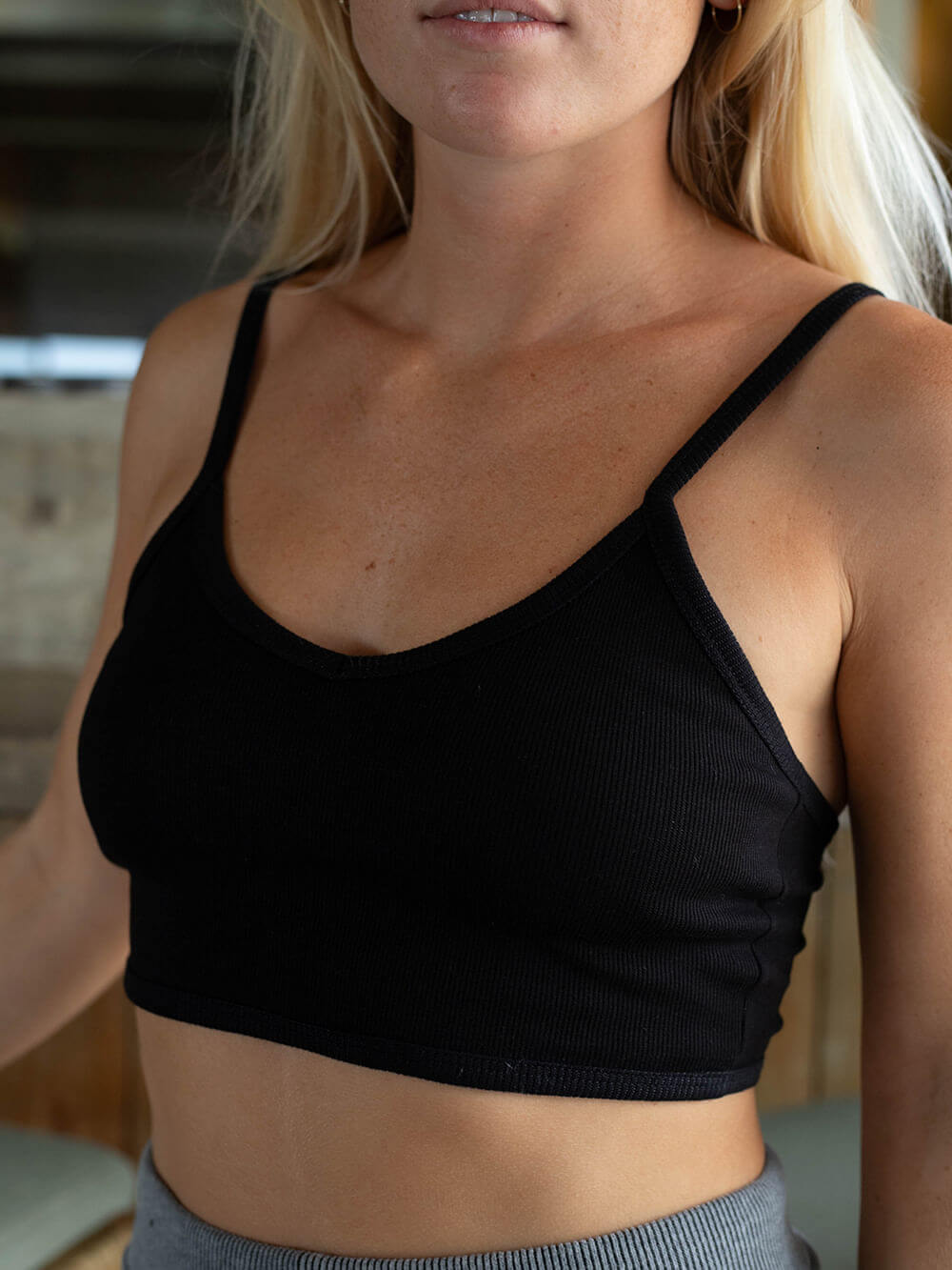 Top Urban Preto feminino, prático e confortável, ideal para looks modernos e versáteis da marca Greenish.