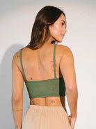 Top Urban Verde de malha canelada, confortável e versátil para looks modernos. Ideal para o dia a dia.