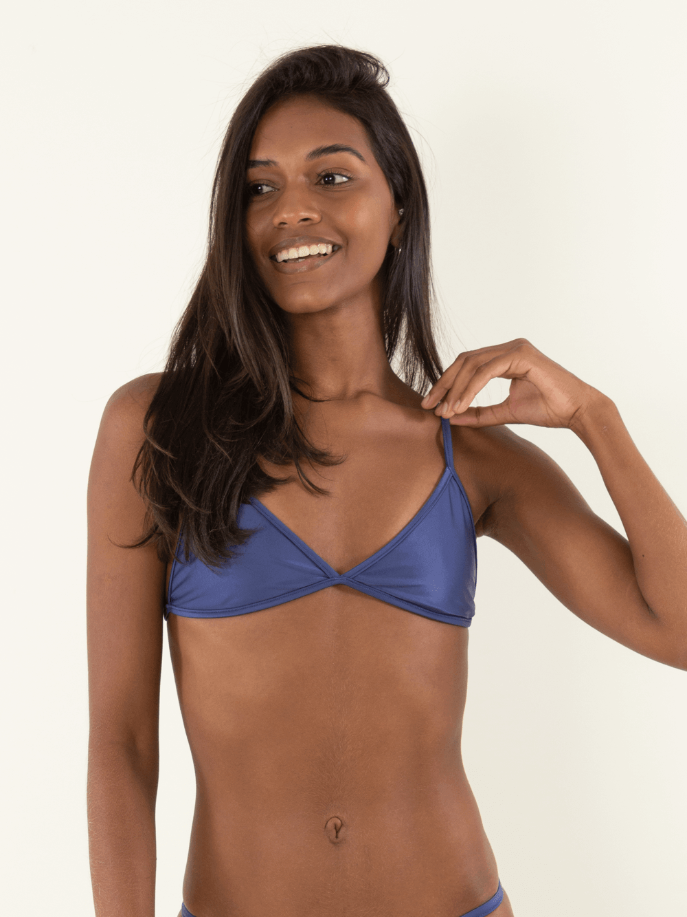 Top Vies Triângulo Azul da Greenish, modelo em pé exibindo o biquíni, ideal para o verão.