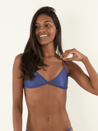 Top Vies Triângulo Azul da Greenish, modelo em pé exibindo o biquíni, ideal para o verão.