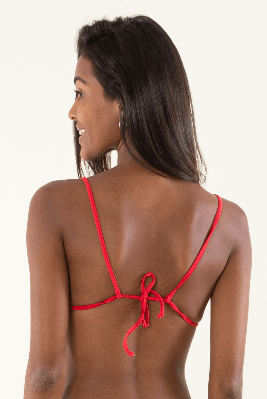 Top Vies Triângulo vermelho da Greenish, mostra a parte de trás com amarração, estilo e conforto.