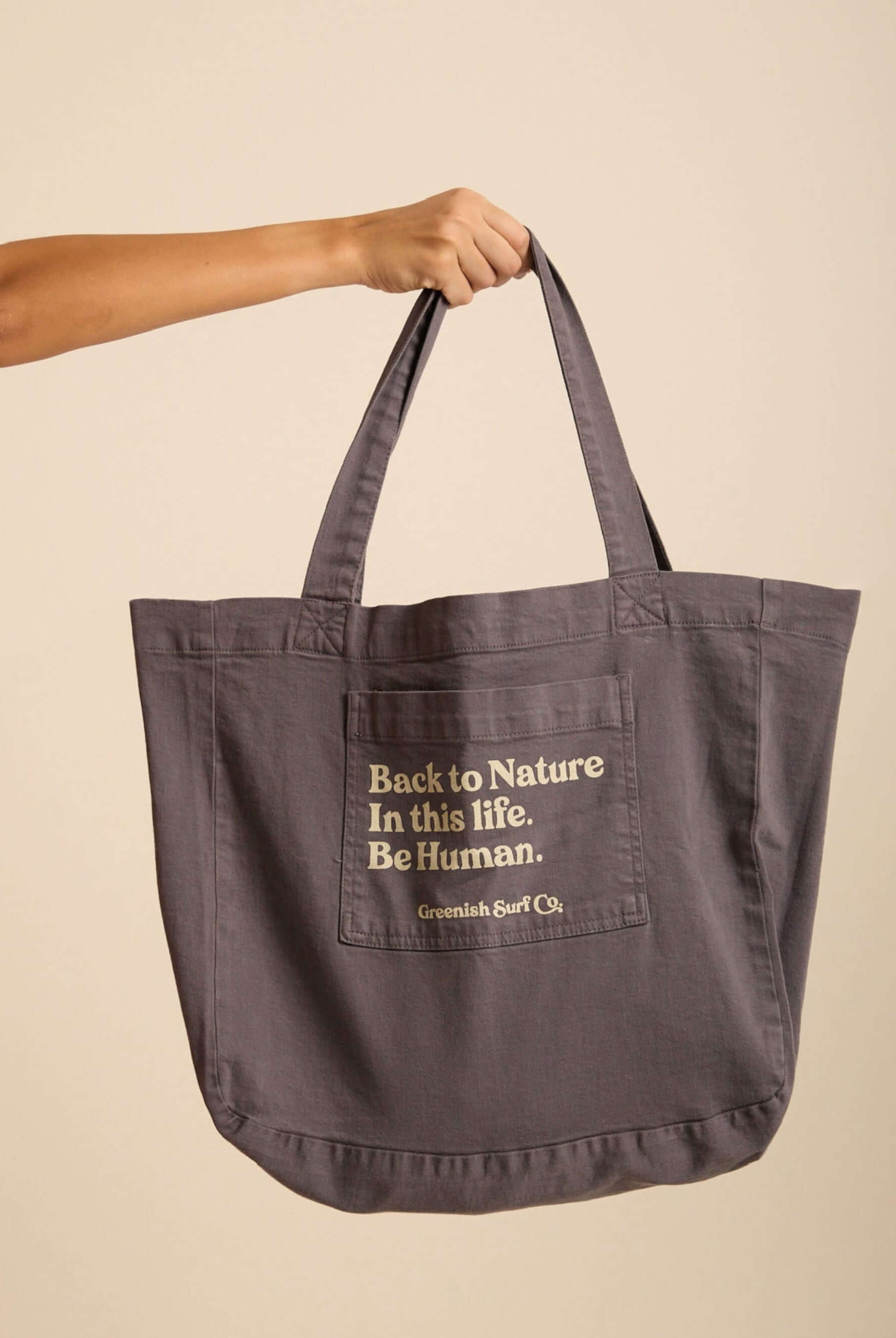Bolsa Tote Grafite Back to Nature da Greenish, ideal para look despojado e confortável em qualquer ocasião.