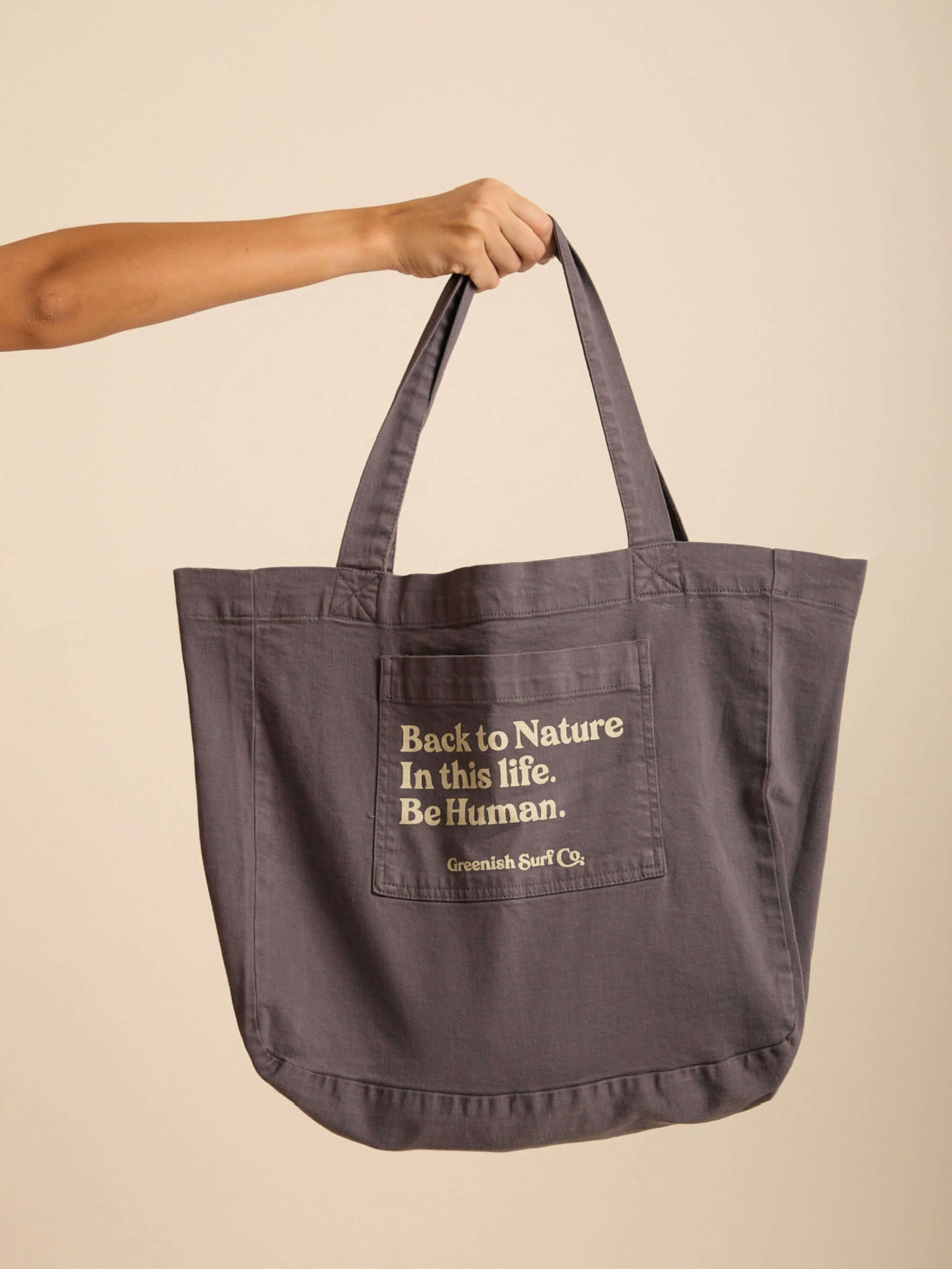 Bolsa Tote Grafite Back to Nature da Greenish, ideal para look despojado e confortável em qualquer ocasião.