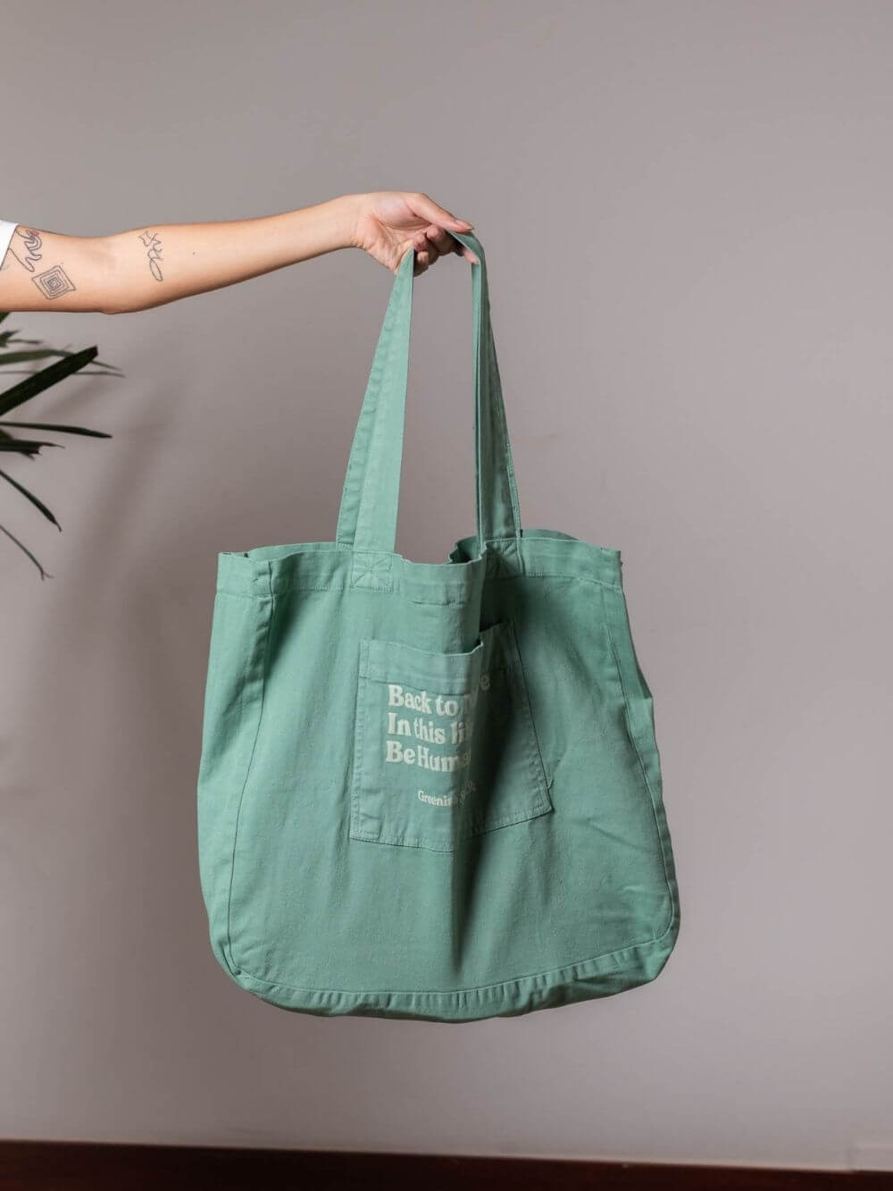 Bolsa Tote Verde Back To Nature da Greenish, ideal para passeios e looks modernos, confortável com alças grossas.