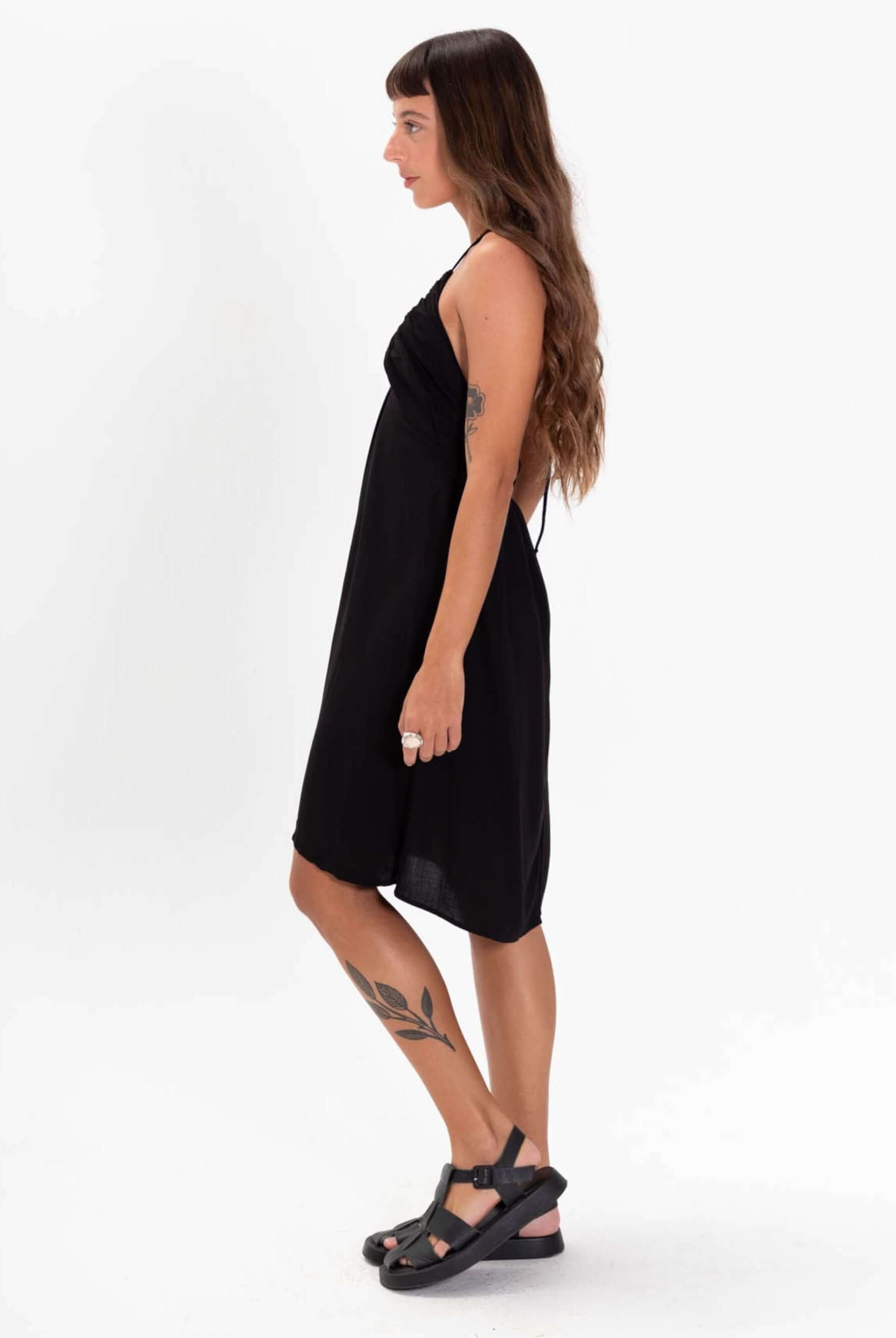 Vestido curto Abby da marca Greenish, na cor preto, modelo elegante e fresco para o verão.