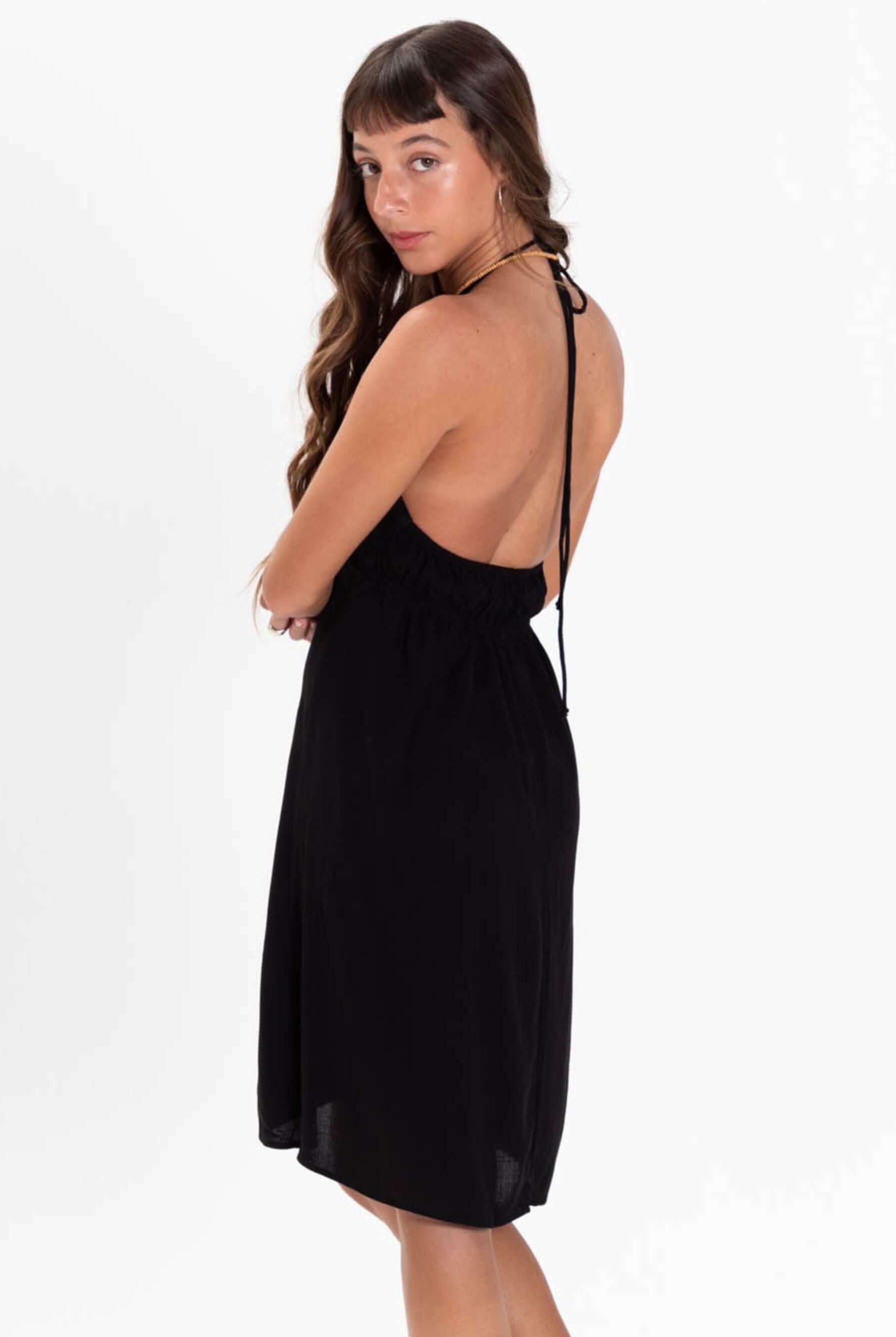 Vestido curto Abby preto da marca Greenish, com detalhe nas costas e ajuste em cordão no pescoço.