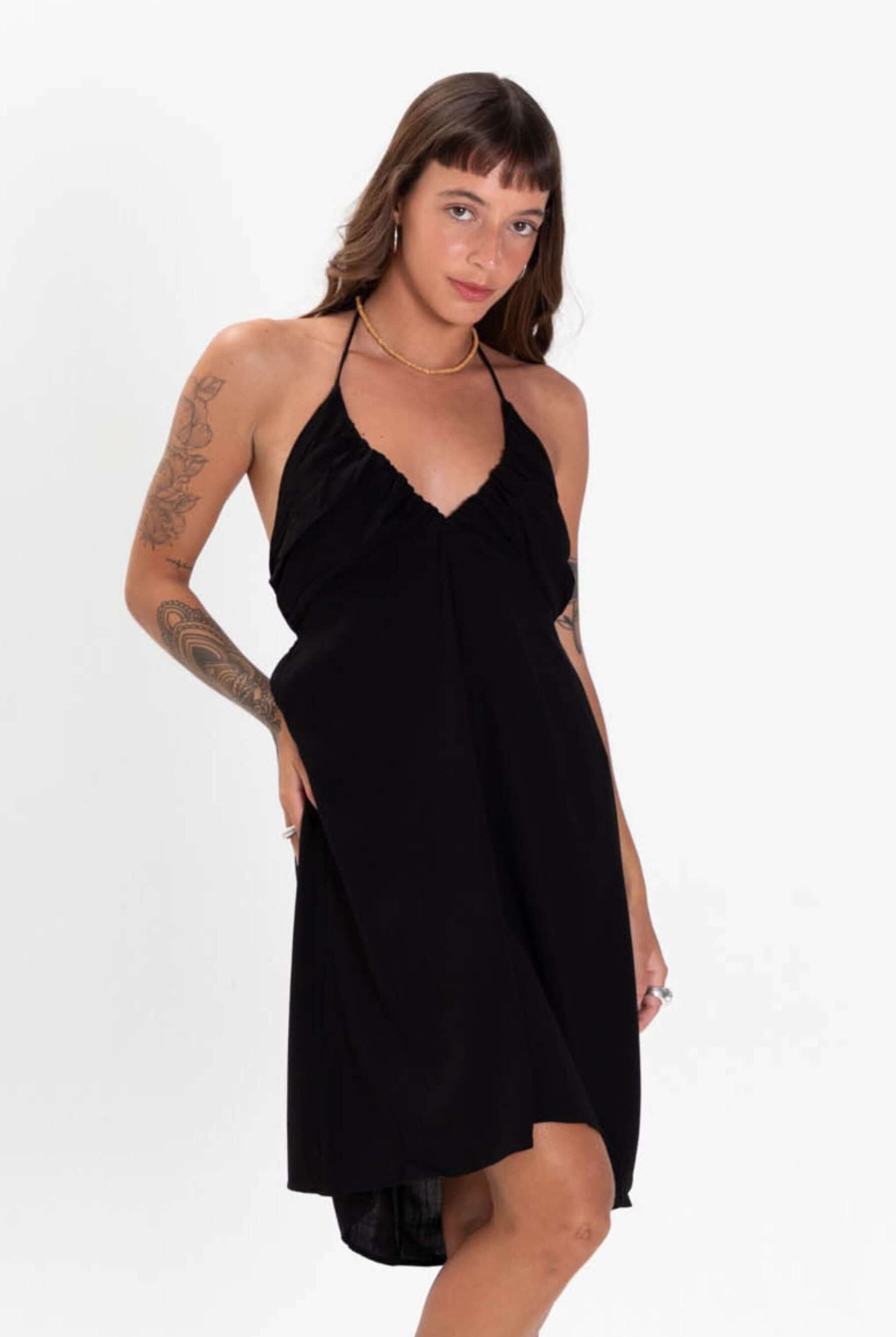 Vestido curto Abby na cor preta da marca Greenish, modelo fresco e estiloso, perfeito para diversas ocasiões.