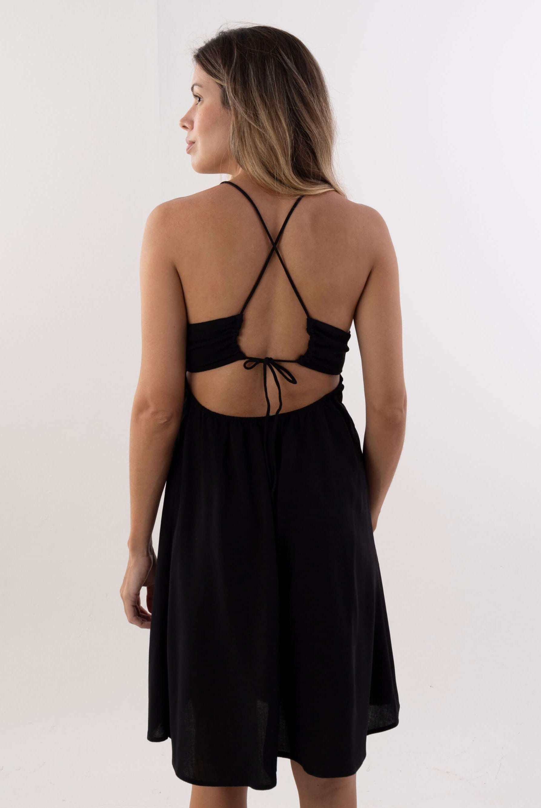 Vestido curto Amanda preto, costas com alças cruzadas e caimento leve, da marca Greenish.