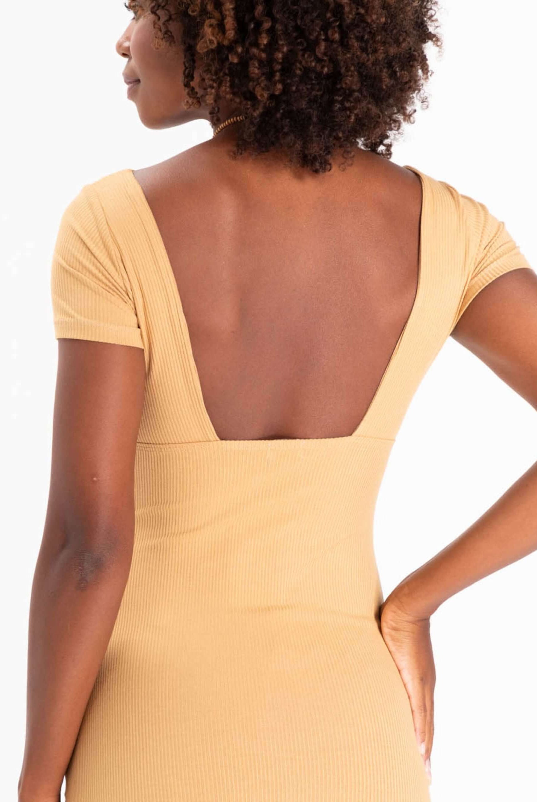 Vestido curto Bari bege da marca Greenish, mostrando detalhe das costas e decote em V, ideal para ocasiões casuais.