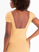 Vestido curto Bari bege da marca Greenish, mostrando detalhe das costas e decote em V, ideal para ocasiões casuais.