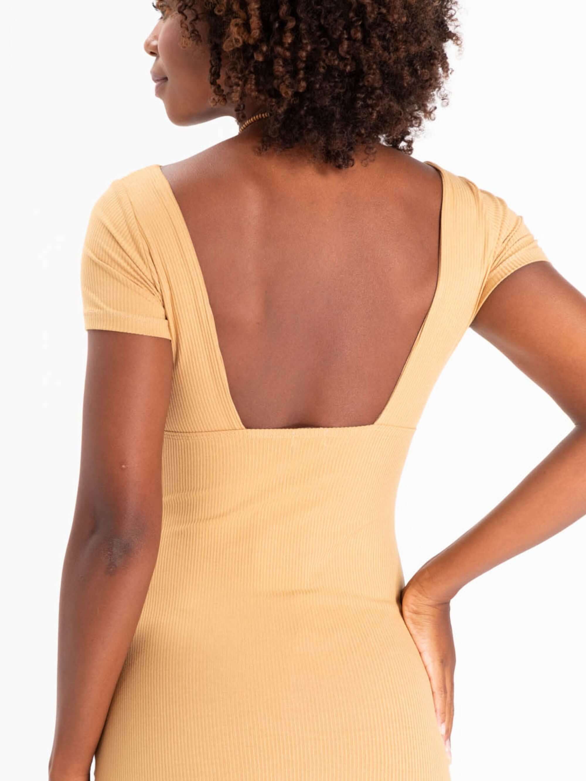 Vestido curto Bari bege da marca Greenish, mostrando detalhe das costas e decote em V, ideal para ocasiões casuais.