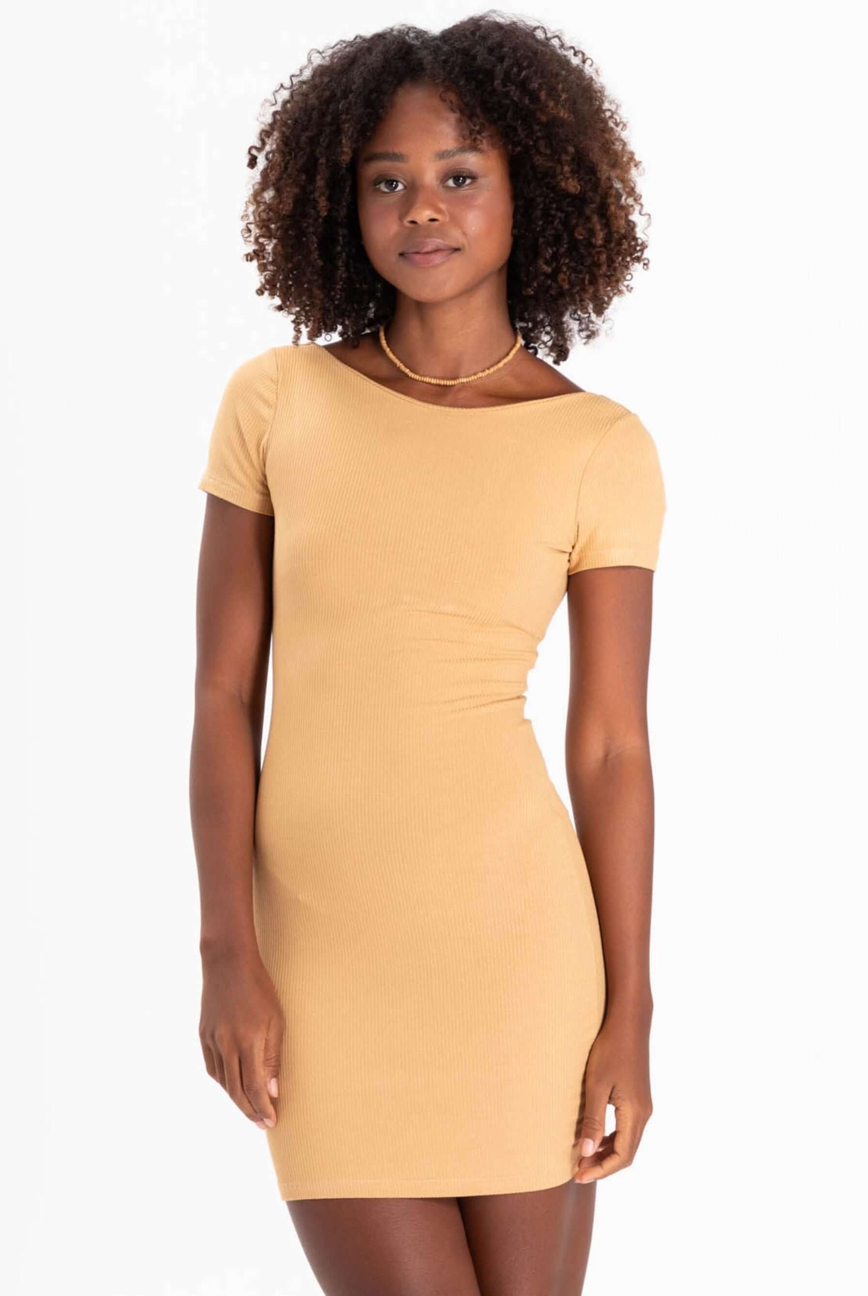 Vestido curto Bari bege da Greenish, com modelagem ajustada e manga curta, perfeito para ocasiões casuais.