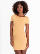 Vestido curto Bari bege da Greenish, com modelagem ajustada e manga curta, perfeito para ocasiões casuais.