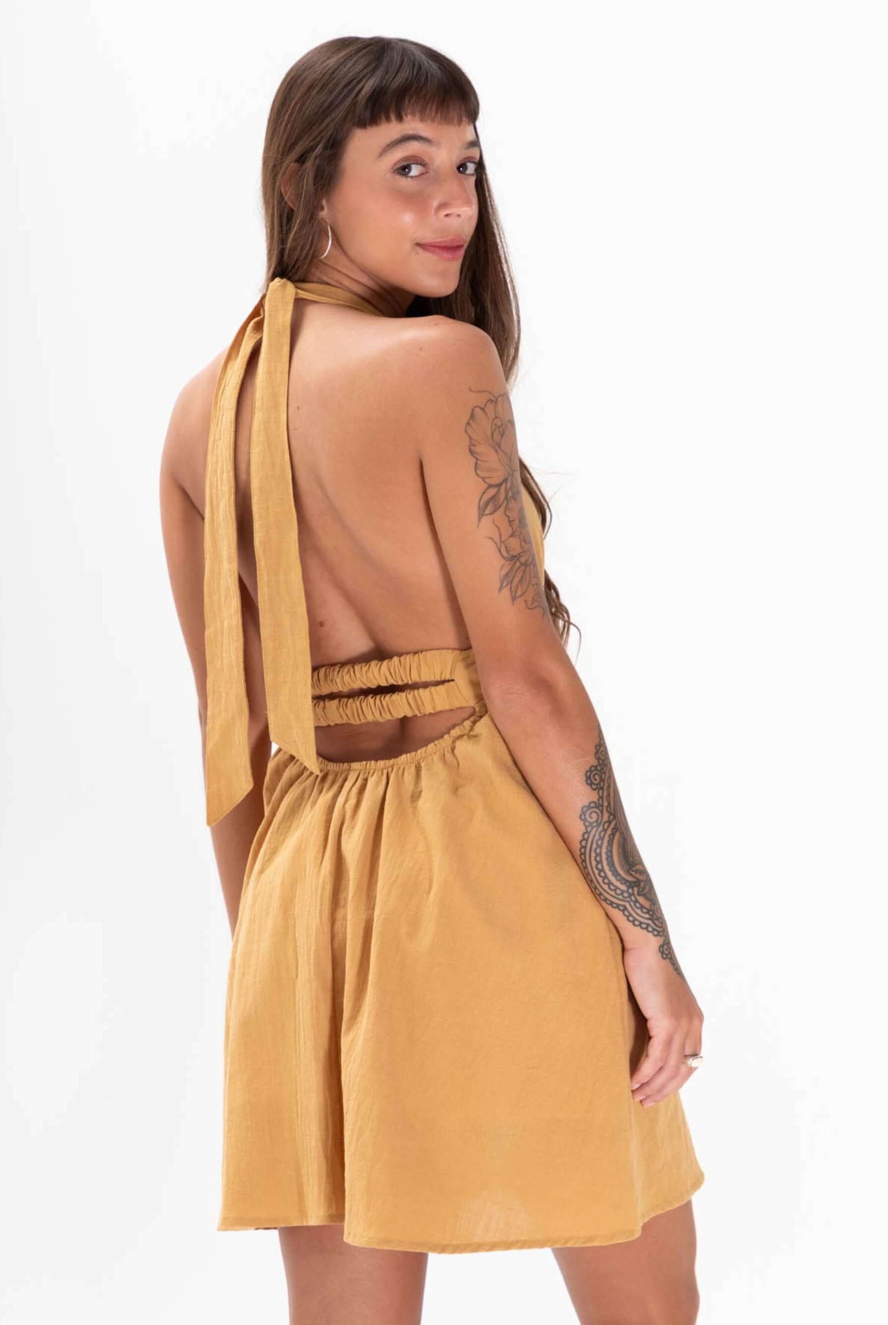 Vestido curto bege Billy da marca Greenish, com detalhes em amarração e um design moderno e estiloso.