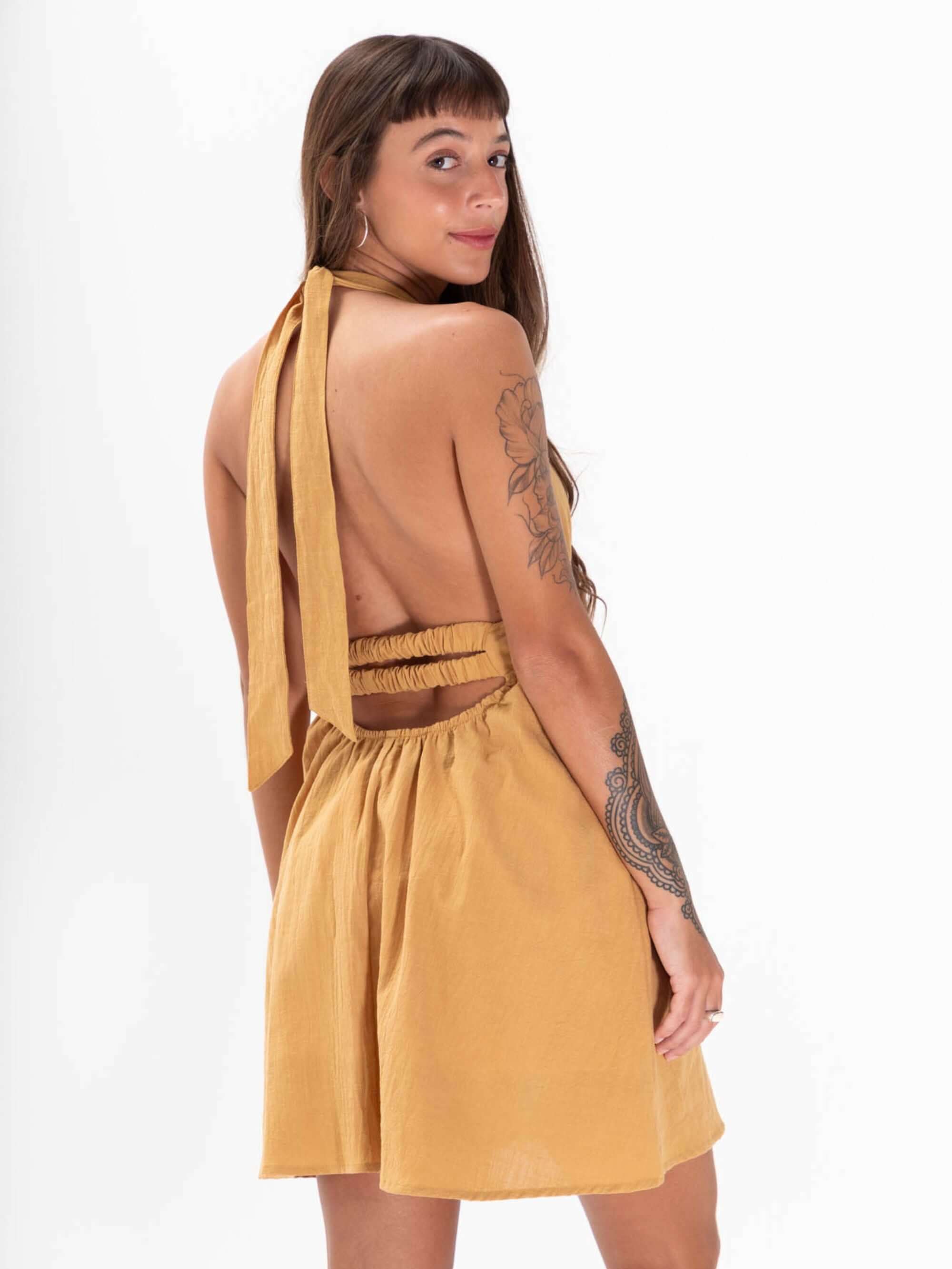 Vestido curto bege Billy da marca Greenish, com detalhes em amarração e um design moderno e estiloso.