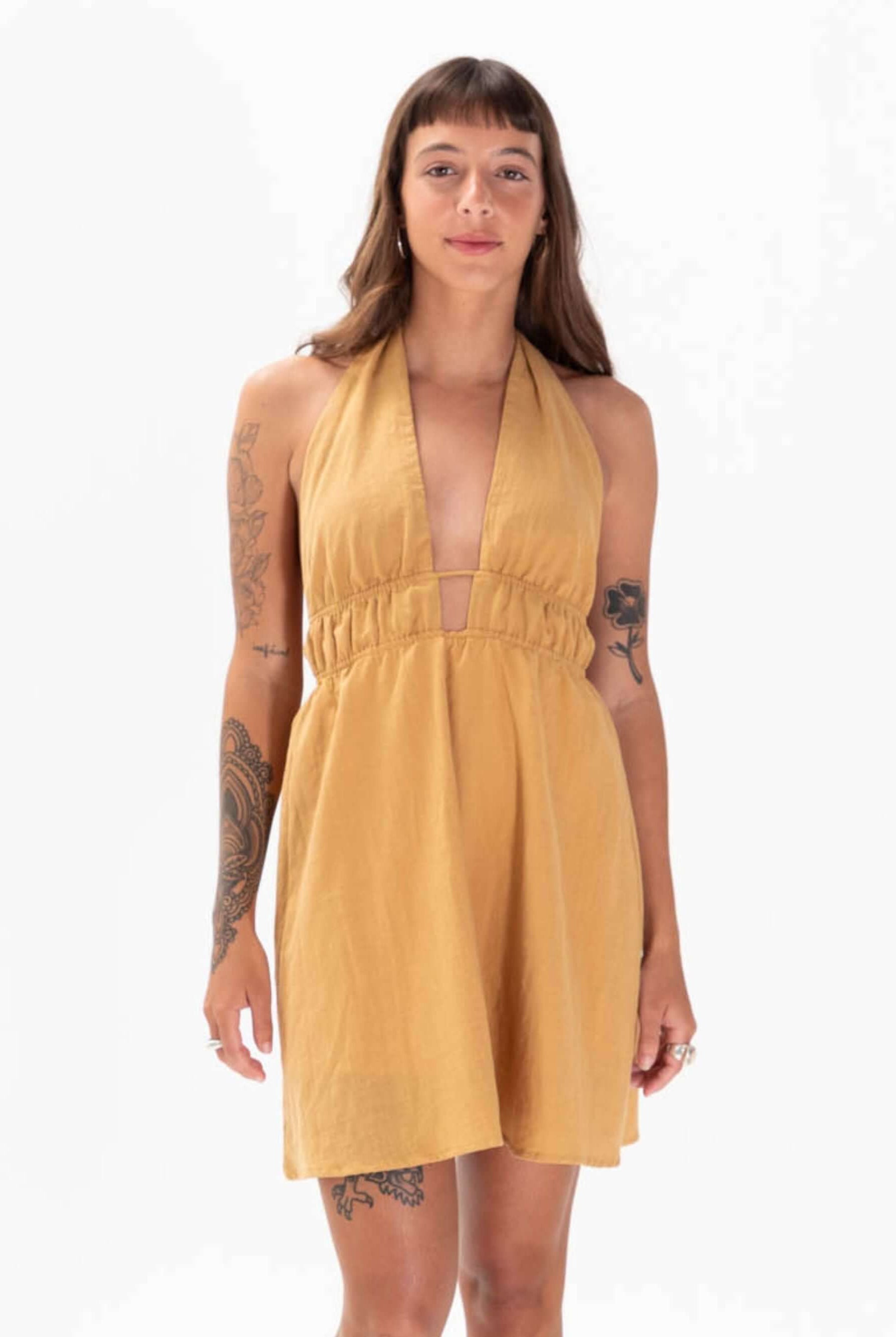 Modelo usando o vestido curto Billy bege da marca Greenish, com design atraente e estilo descontraído.