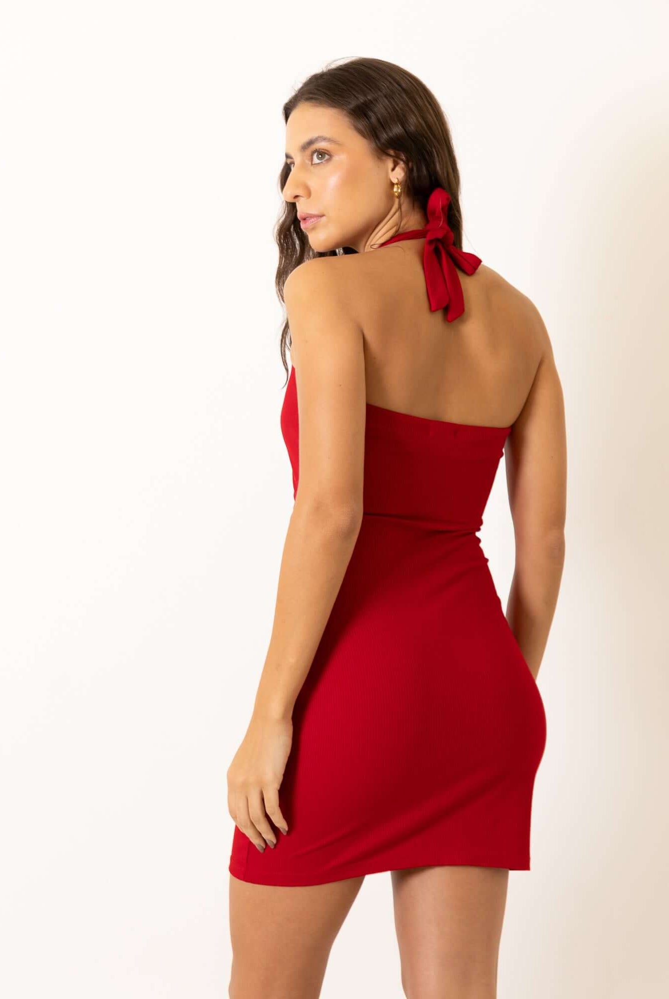 Modelo usando Vestido Curto Canelado Jana - Vermelho da marca Greenish, com ajuste no pescoço e caimento elegante.