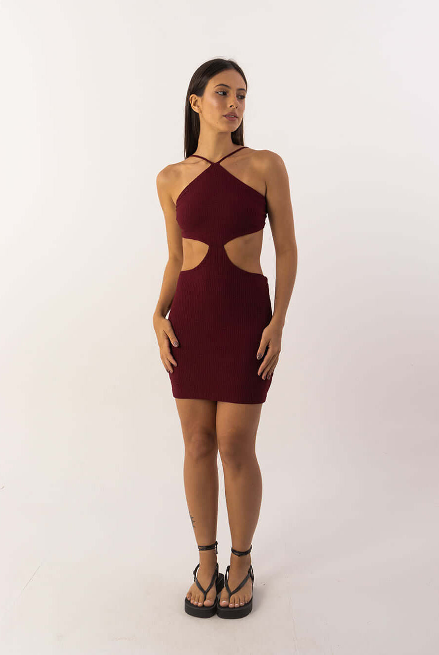 Vestido curto Casey da Greenish em vinho, com decote alto e detalhes cut-out, perfeito para estilo casual e confortável.