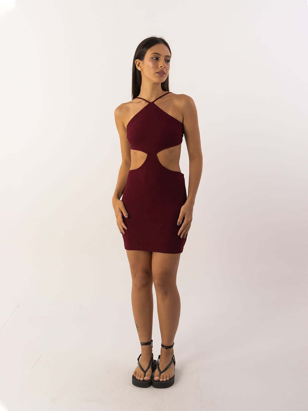 Vestido curto Casey da Greenish em vinho, com decote alto e detalhes cut-out, perfeito para estilo casual e confortável.