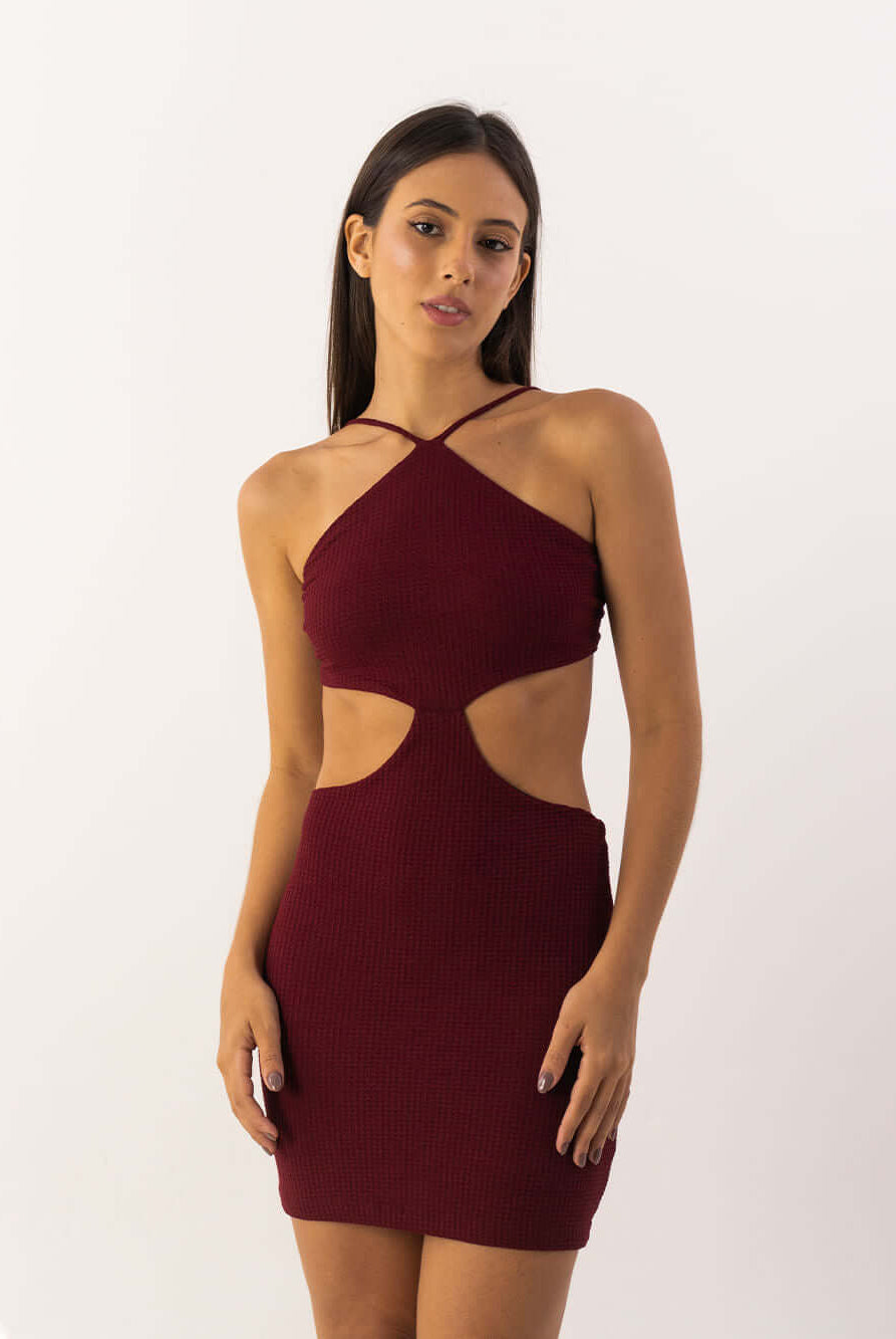 Vestido curto vinho da Greenish com decote alto e styling sensual, ideal para conforto e estilo.