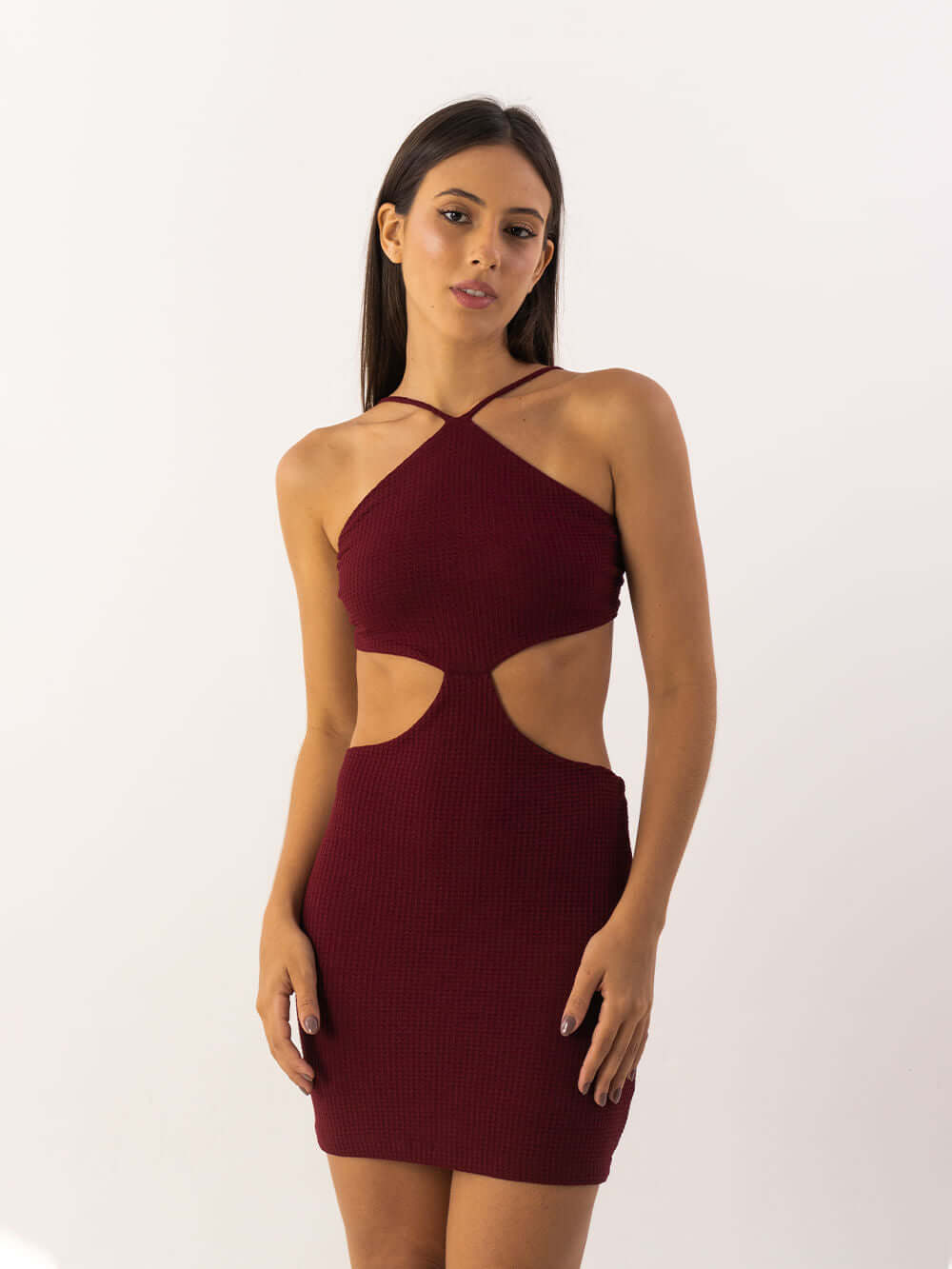 Vestido curto vinho da Greenish com decote alto e styling sensual, ideal para conforto e estilo.