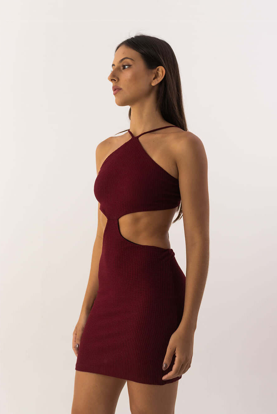 Vestido curto Casey Vinho da Greenish, elegante e confortável, com decote alto e recortes únicos.