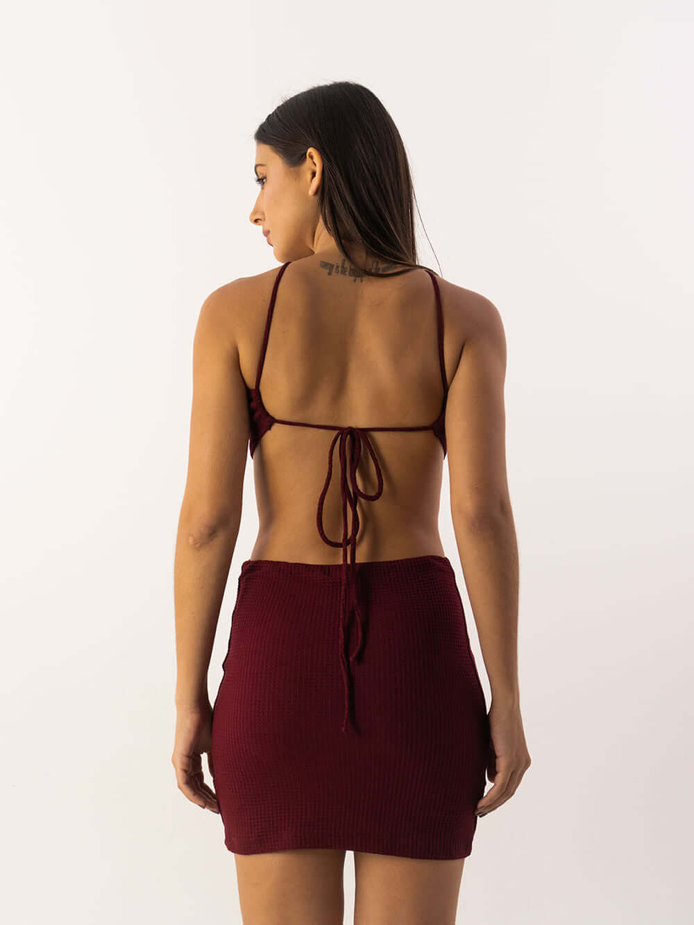 Vestido curto vinho da Greenish, com decote alto e amarração nas costas, combinação perfeita de conforto e estilo.