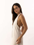 Modelo usando o Vestido Curto Clara da Greenish, estilo descontraído e confortável em tom natural.