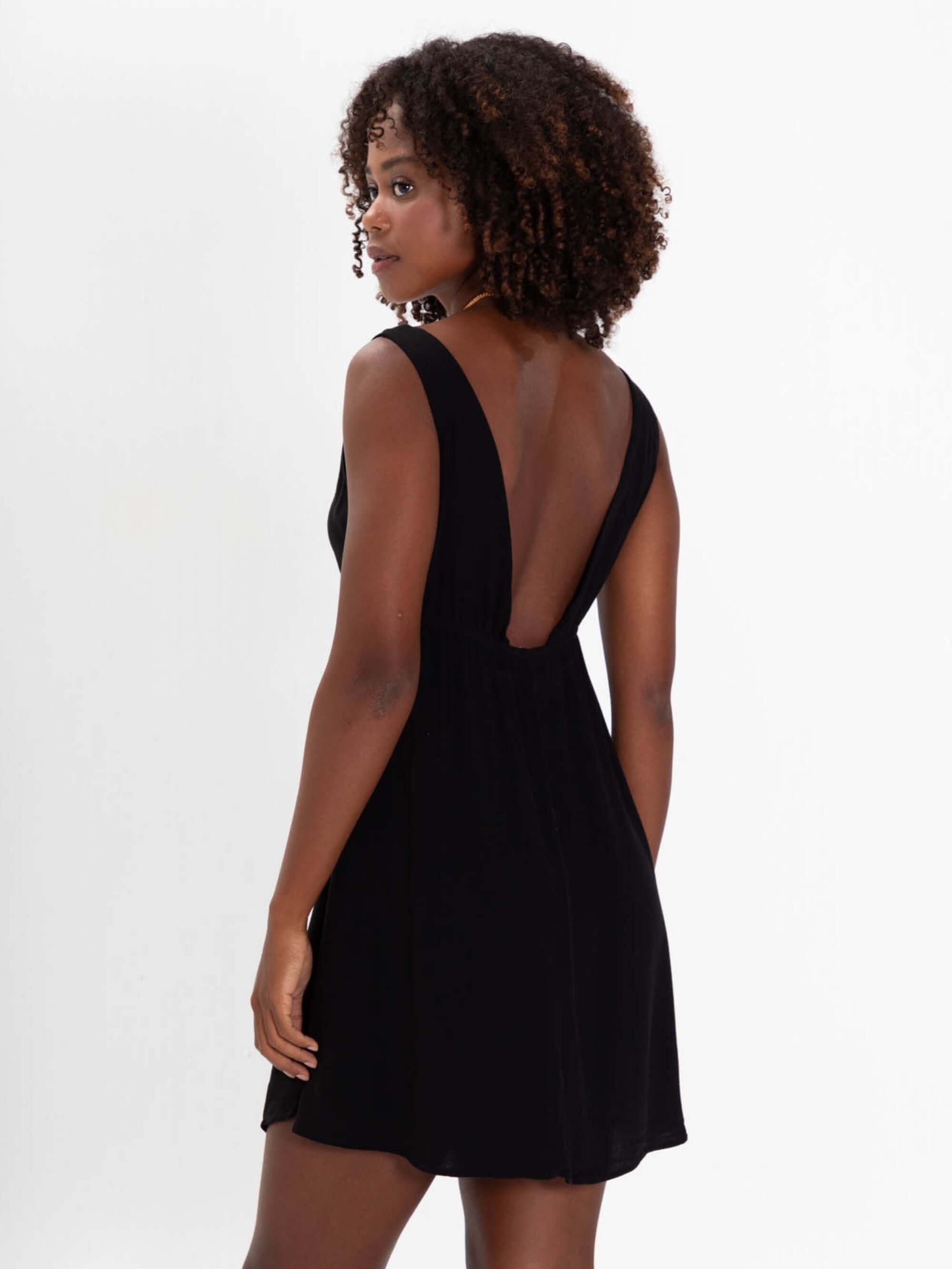 Vestido curto Elsa da marca Greenish, na cor preta, com decote nas costas, perfeito para looks casuais e elegantes.