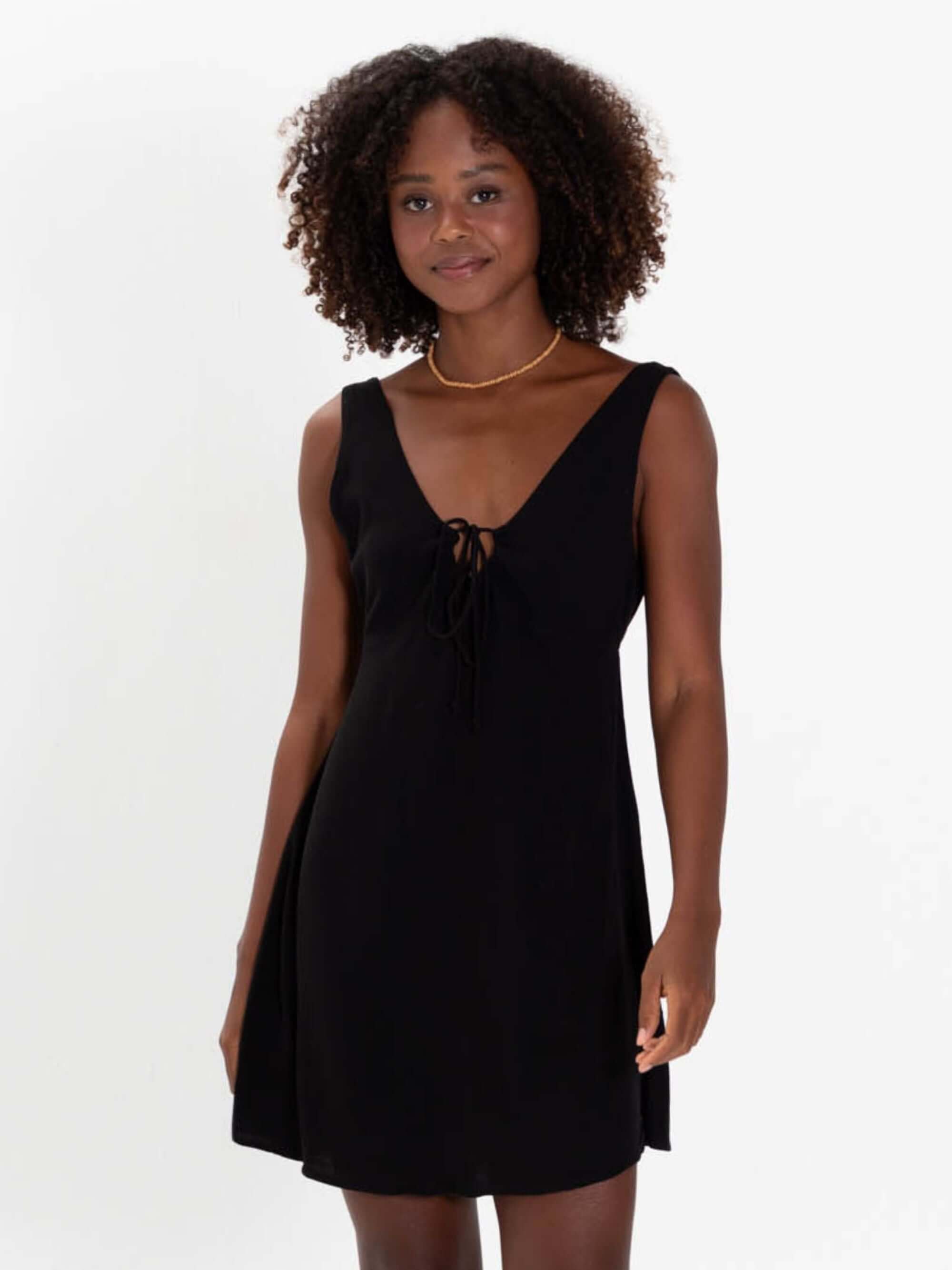 Vestido curto preto Elsa da Greenish, com decote em V e detalhe de amarração, ideal para looks casuais.